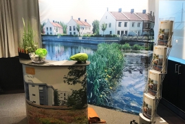 Messevegg, disk og brosjyrestativ